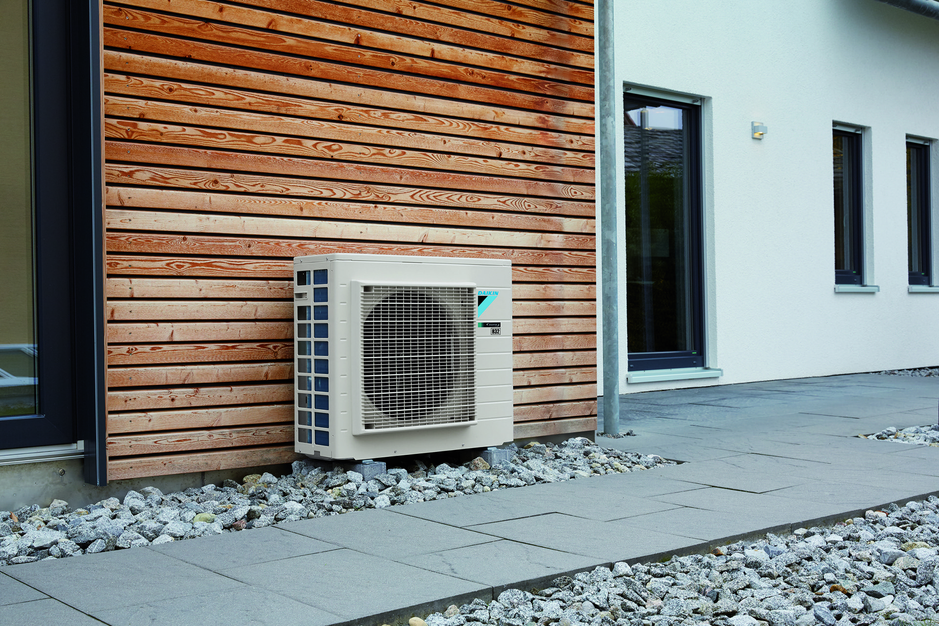 Außengerät einer Daikin-Klimaanlage an einer modernen Hausfassade