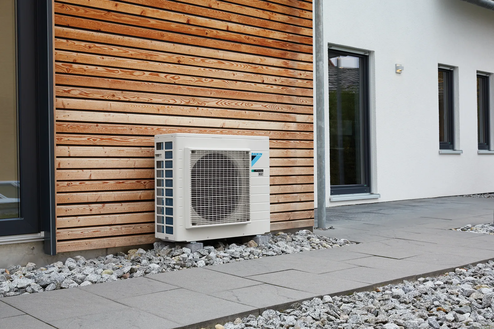 Außengerät einer Daikin-Klimaanlage an einer modernen Hausfassade