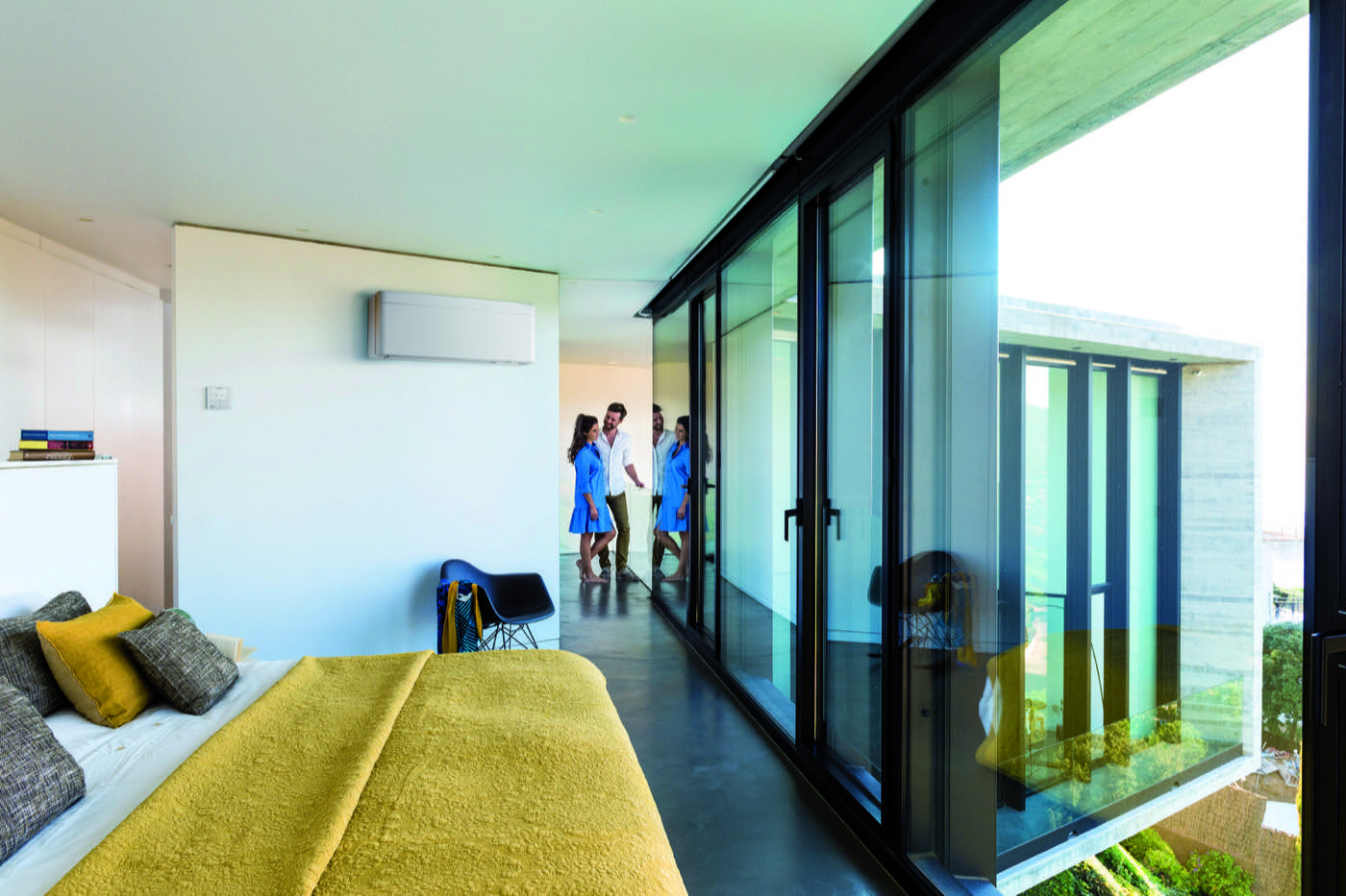 Modernes Schlafzimmer mit installierter Klimaanlage – Eindruck einer fertigen J&W-Lösung beim Kunden
