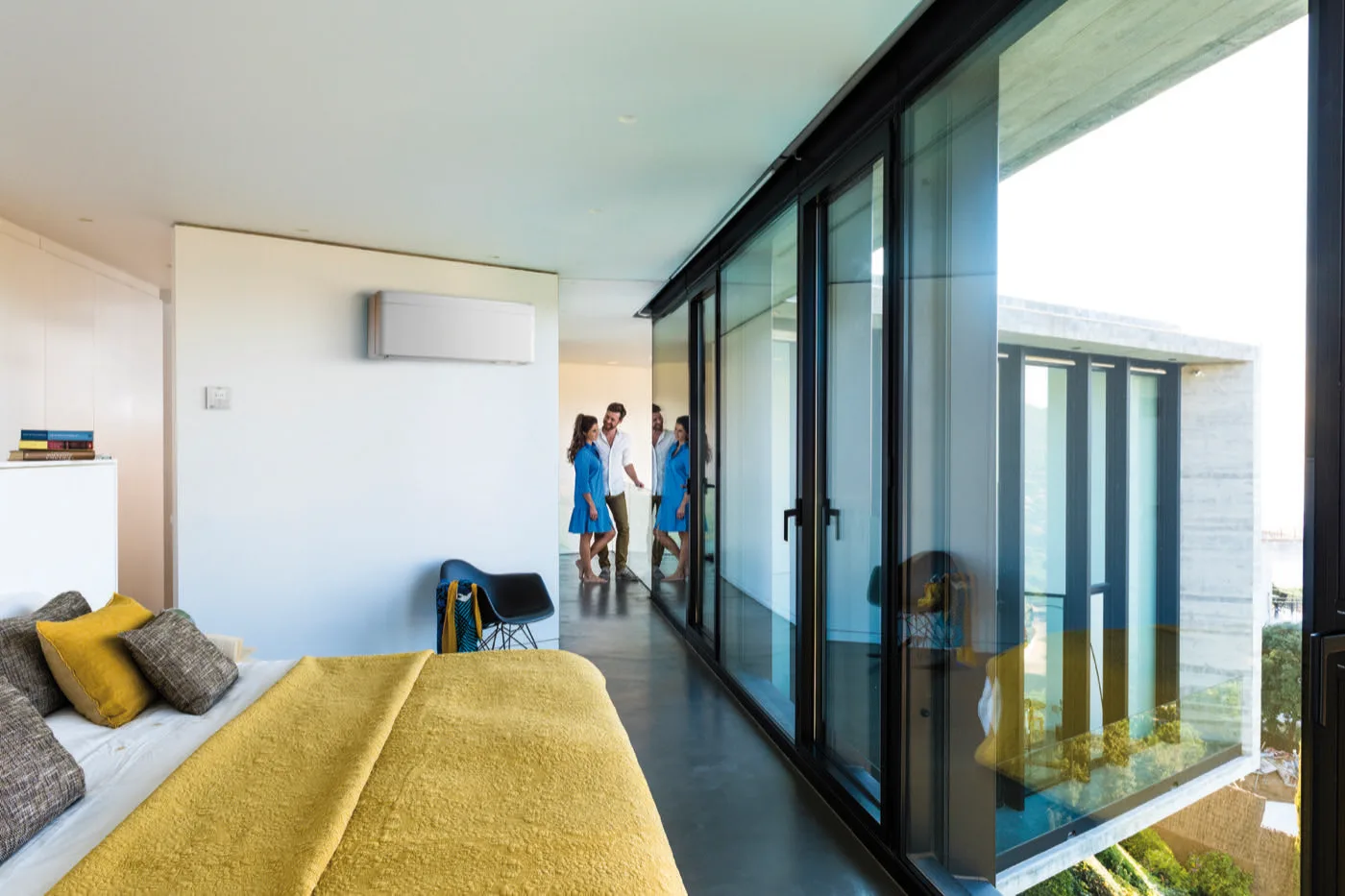 Modernes Schlafzimmer mit installierter Klimaanlage – Eindruck einer fertigen J&W-Lösung beim Kunden