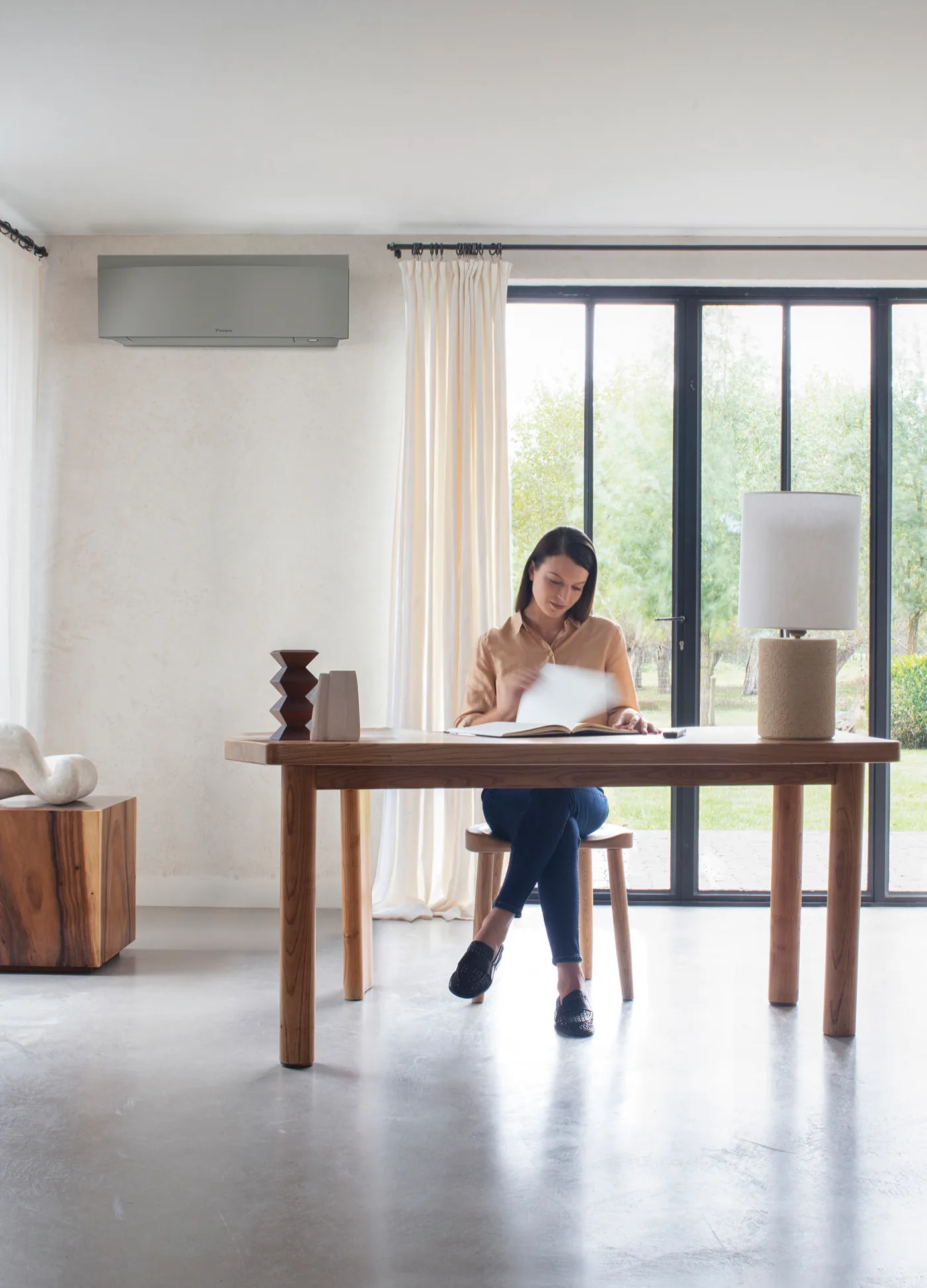 Wohnzimmer mit installierter Daikin FTXJ Premium-Klimaanlage – J&W Kältetechnik