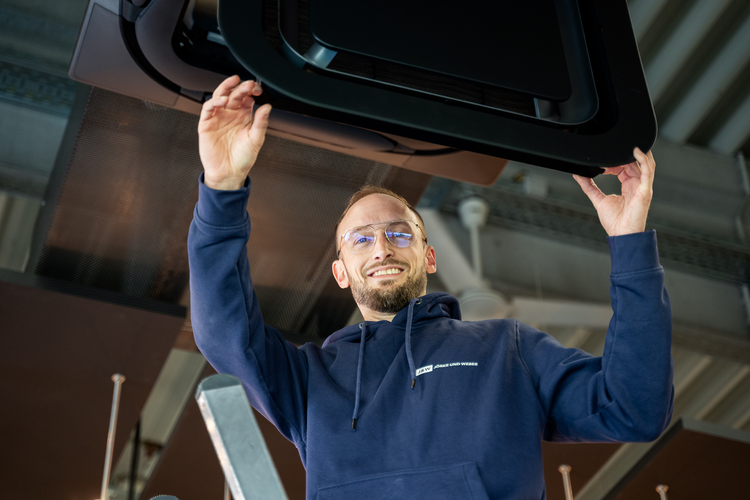 Techniker von J&W Kältetechnik bei der Installation einer Decken-Klimaanlage