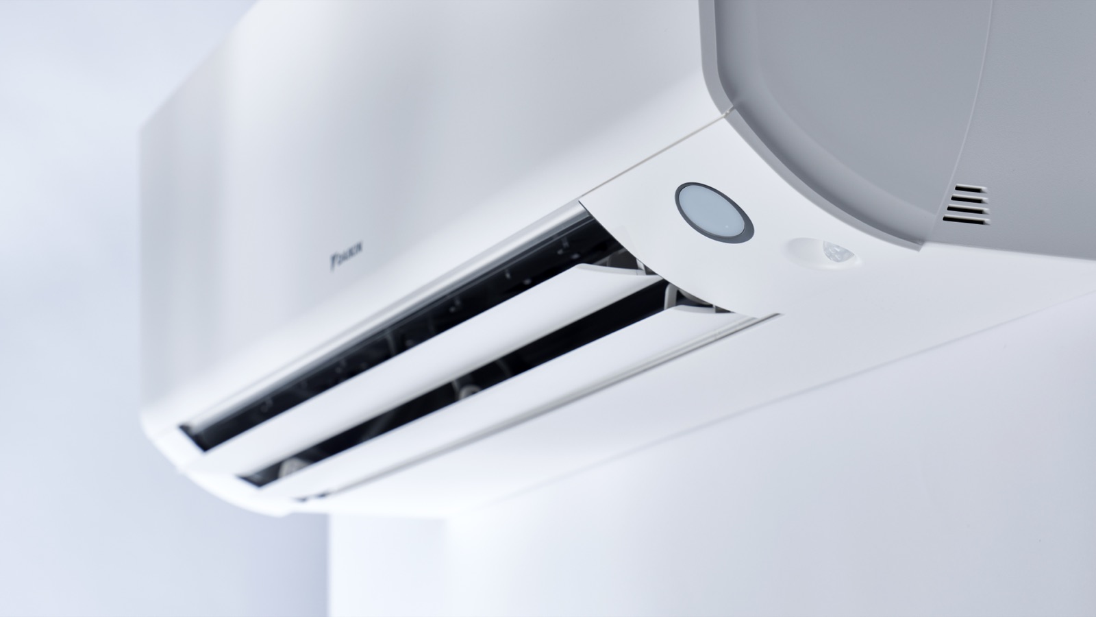 Detail-Ansicht eines Daikin-Innengeräts mit Lamellen und Sensor – Premium-Klimaanlage von J&W Kältetechnik
