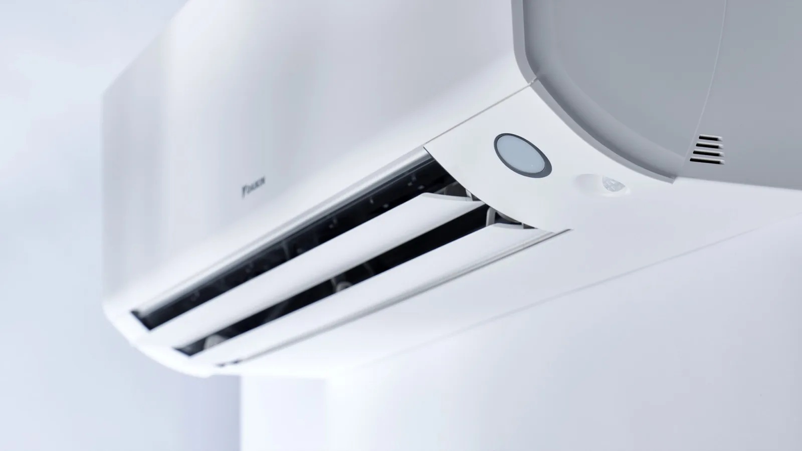 Detail-Ansicht eines Daikin-Innengeräts mit Lamellen und Sensor – Premium-Klimaanlage von J&W Kältetechnik