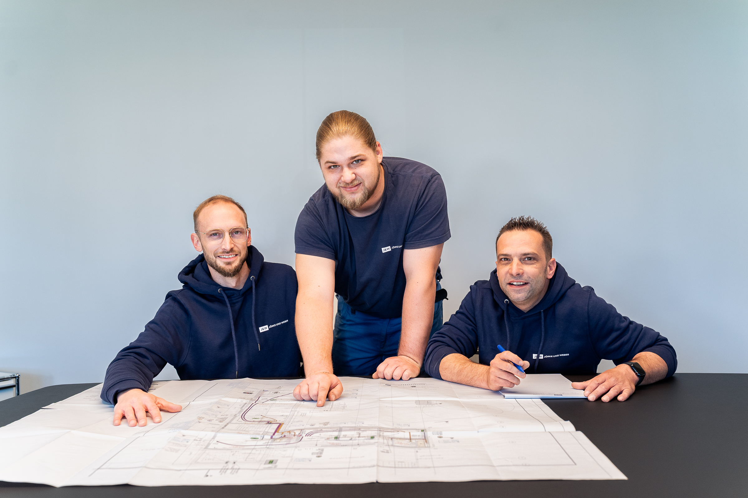 Das Team der J&W Kältetechnik bei der gemeinsamen Projektplanung