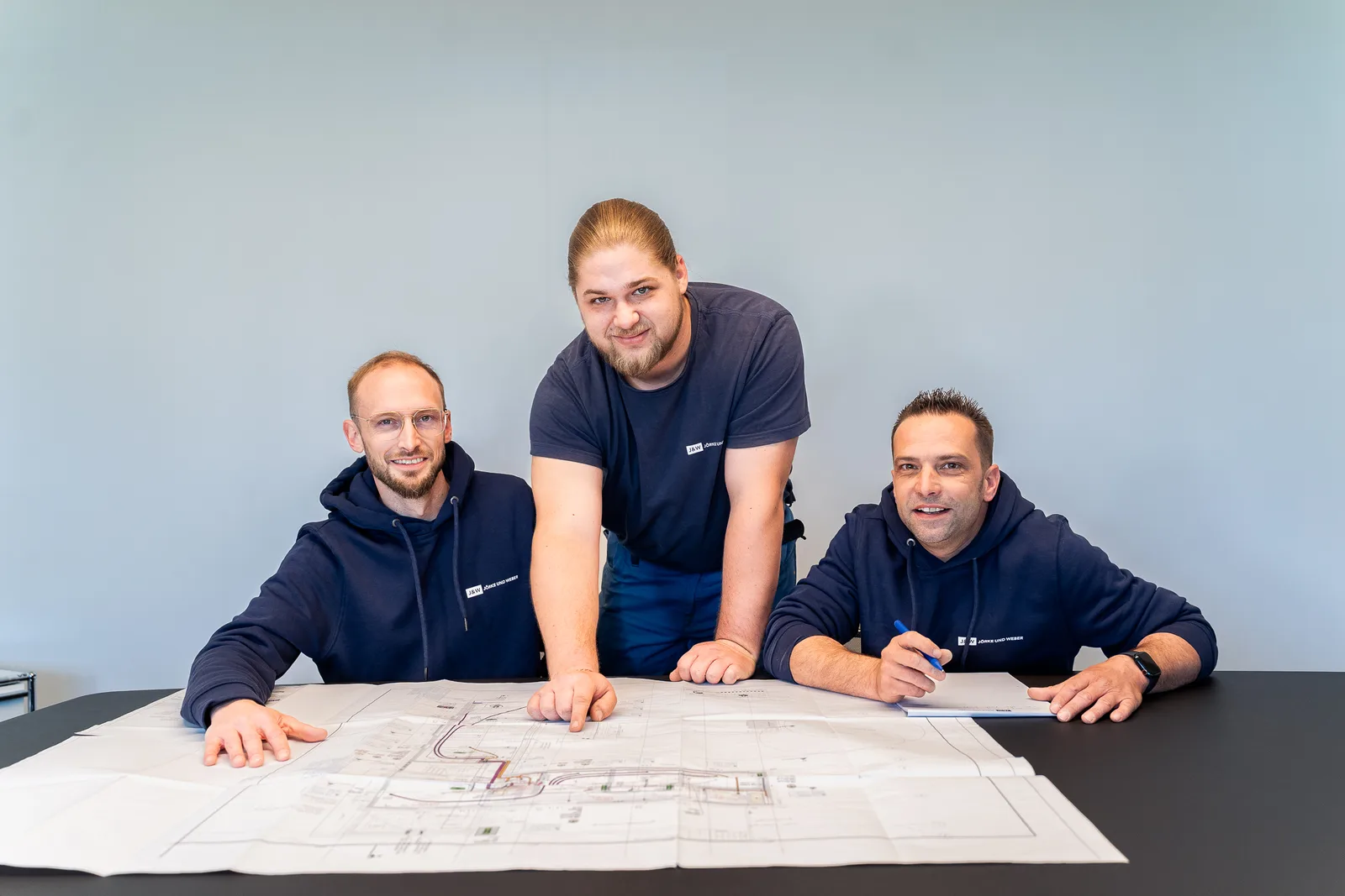 Das Team der J&W Kältetechnik bei der gemeinsamen Projektplanung